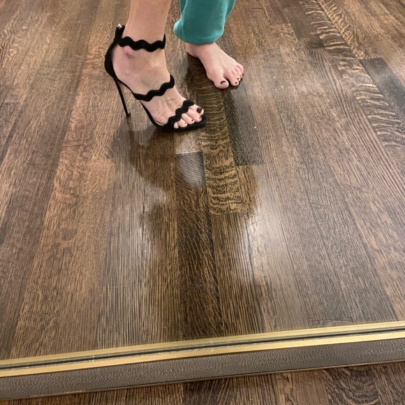 Beautiful pair of PRADA heels (velvet) zippered back - Picture 3 of 3